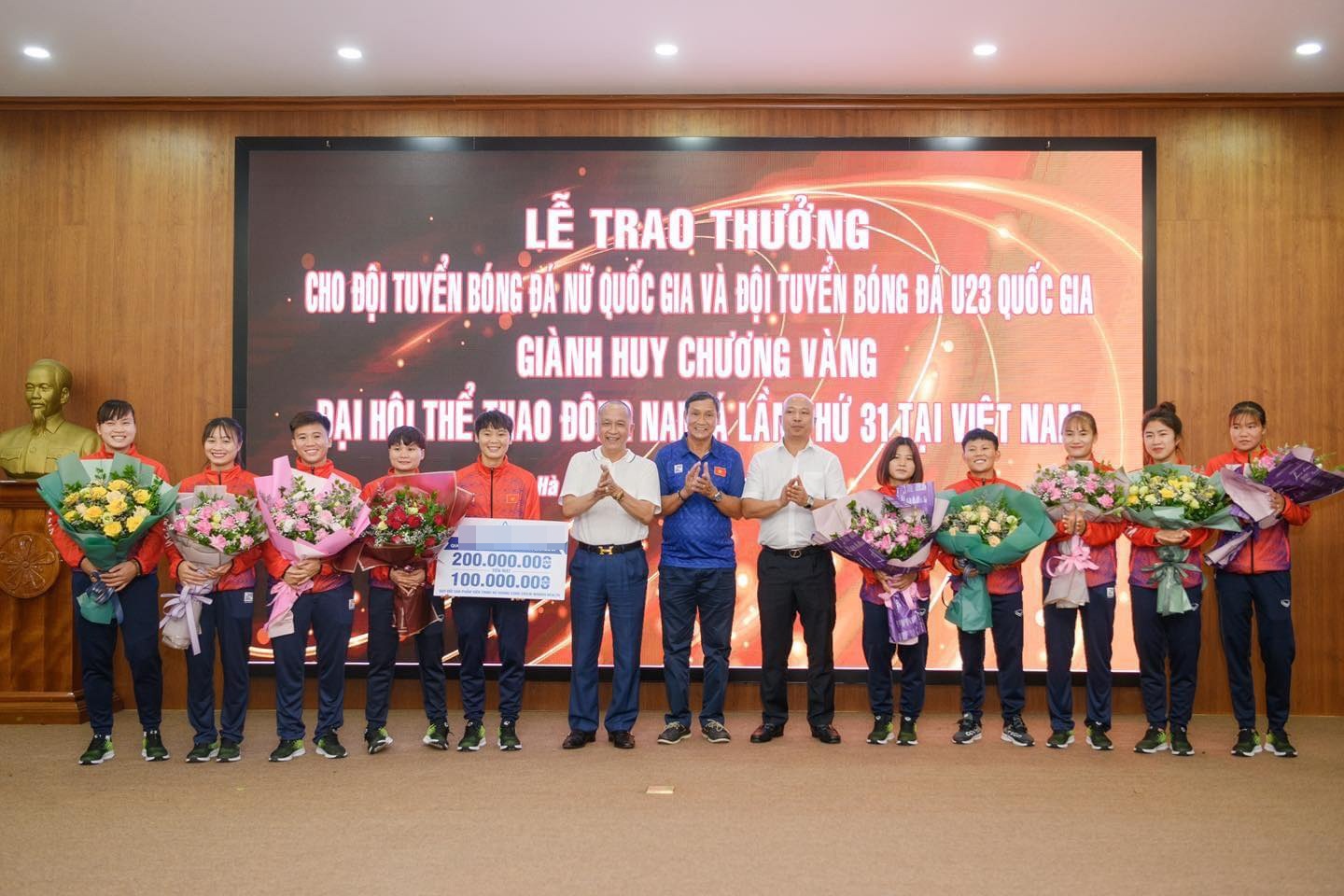 Sau ồn ào đất đai, Ngọc Trình có hành động nhân văn khiến dân tình 'quay ngoắt' thái độ: Vbiz có thêm cô tiên 3 Sau ồn ào đất đai, Ngọc Trình có hành động nhân văn khiến dân tình 'quay ngoắt' thái độ: Vbiz có thêm cô tiên 3