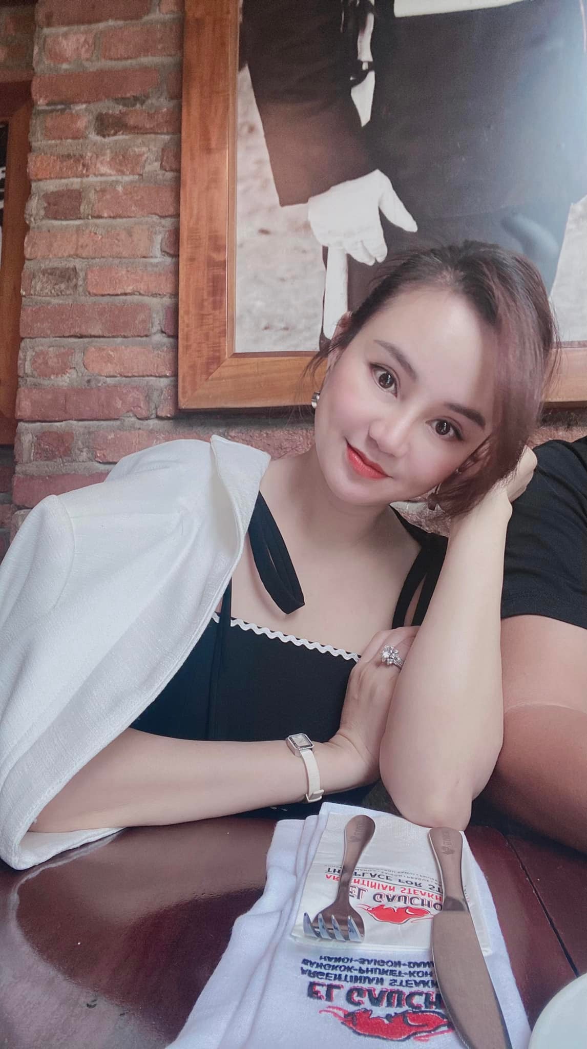 Vy Oanh vô tình để lộ tình trạng hôn nhân với chồng đại gia, chia sẻ 'nên khóc hay cười' khiến CDM bất ngờ 3 Vy Oanh vô tình để lộ tình trạng hôn nhân với chồng đại gia, chia sẻ 'nên khóc hay cười' khiến CDM bất ngờ 3