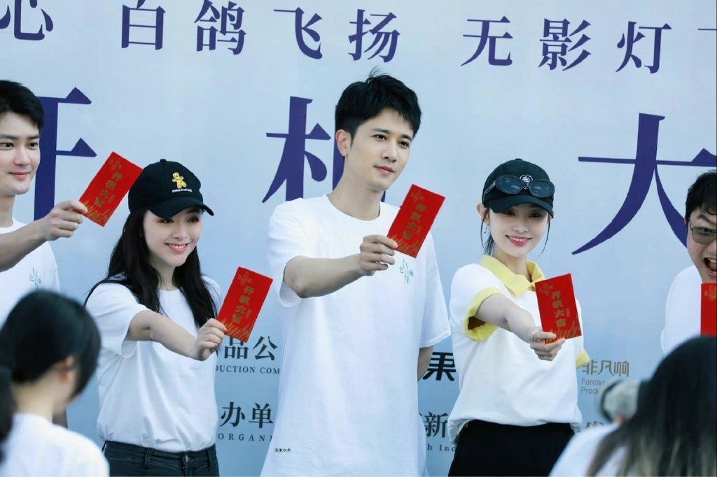 Tin nóng Cbiz ngày 29/6: An Vũ - Kim Thần phủ nhận hẹn hò, Nhất Bác bị chê, dự định Vương Nguyên, loạt sao đọ sắc 8 Tin nóng Cbiz ngày 29/6: An Vũ - Kim Thần phủ nhận hẹn hò, Nhất Bác bị chê, dự định Vương Nguyên, loạt sao đọ sắc 8