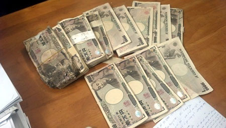 Vợ chồng buôn ve chai nhặt được 'kho báu' hơn 5 triệu yên Nhật 5