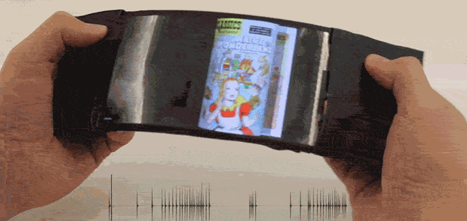 Đọc sách chơi game cực thú vị với smartphone màn hình dẻo