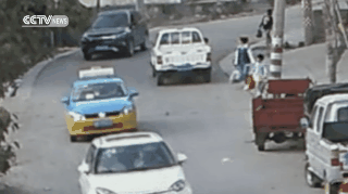 Thót tim video bé gái đột ngột sang đường bị ô tô cán ngang người