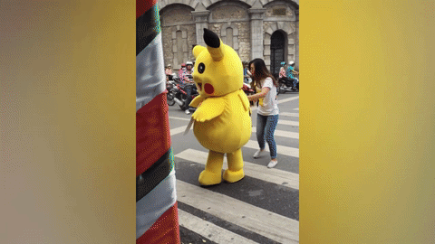 Video chàng trai mặc đồ Pikachu kêu gọi dừng xe tắt máy bị xe máy tông ngã