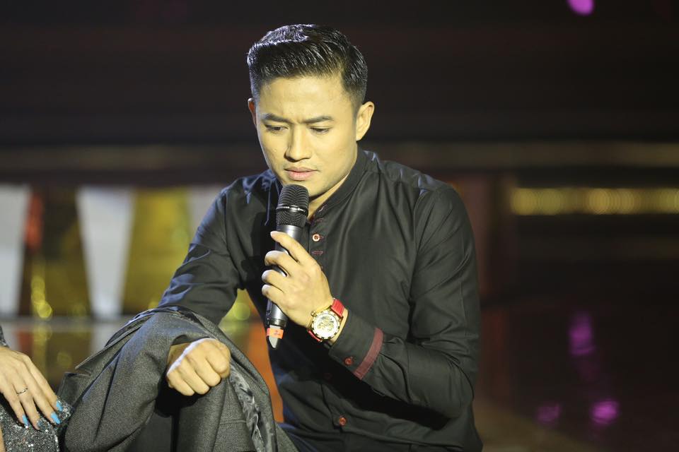 Lê Phương duyên dáng mang hoa đến cổ vũ Quý Bình 5
