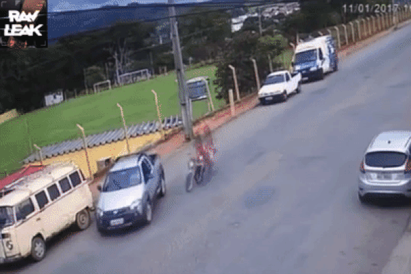 Đâm vào sườn ô tô, biker bị hất văng, đập vào xe container