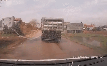 'Làm ngơ' trước tiếng còi hú, chiếc xe tải khiến nhiều người bức xúc