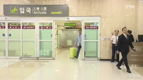 Chính trị gia Hàn Quốc gây tranh cãi vì màn xuất hiện như minh tinh tại sân bay