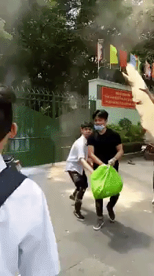 Sau lễ bế giảng, nhóm học sinh cấp 3 ở Sài Gòn thi nhau ném 'bom' sơn, bột màu vào trong sân trường