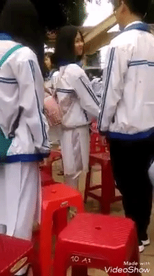 Nữ sinh ngại ngùng tiến tới hôn 'crush', ai dè lại có một khoảnh khắc dễ thương đến không ngờ!