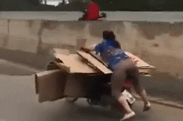 Tiếc tiền thuê vận chuyển, người phụ nữ Trung Quốc vừa lái xe máy vừa 'làm xiếc' giữa đường