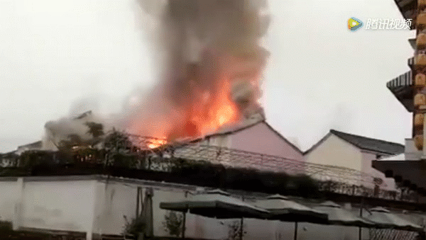 Chuyện thật như đùa: Cháy nhà ở trường quay Hoành Điếm, người dân tưởng đang quay phim nên chẳng ai thèm báo cảnh sát