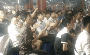 CĐV “phát cuồng” khi Chim Sẻ Đi Nắng hạ gục đại cao thủ Trung Quốc