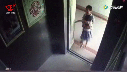 Bé gái 2 tuổi chết oan vì trò đùa tai hại trong thang máy