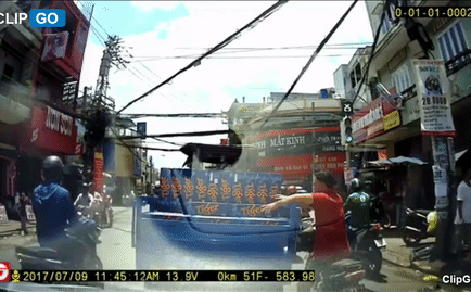 Dừng đèn đỏ, người đàn ông có hành động khiến các xe phía sau bất bình