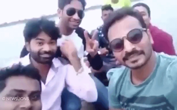 Mải chụp hình lưu niệm, nhóm thanh niên thiệt mạng giữa hồ nước sâu