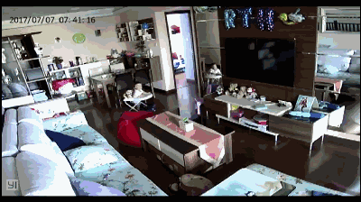 Bố mẹ sốc nặng khi phát hiện giúp việc tát liên tiếp, dùng cây lau nhà lau mặt con