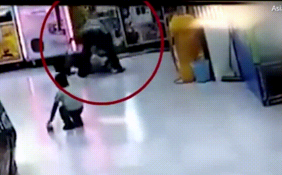 Tự ý mua bim bim không xin phép, bé gái 7 tuổi bị bố đánh đập như kẻ thù giữa siêu thị