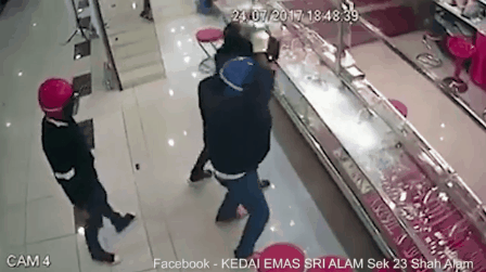 4 tên trộm nện búa như bổ củi vẫn 'bất lực' trước chiếc tủ kính cường lực của tiệm vàng