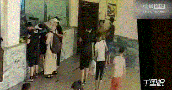 Nam thanh niên đánh bạn gái hôn mê bất tỉnh giữa nơi đông người