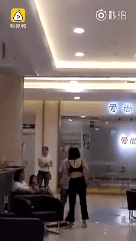 Bị chồng cũ chia tay đòi quà, cô vợ tức giận lột sạch đồ giữa trung tâm thương mại