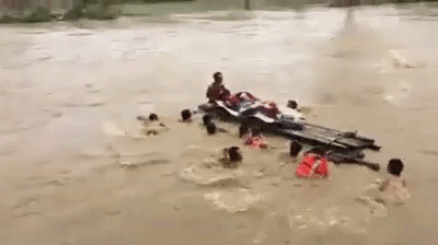 Người dân dũng cảm vượt dòng lũ, đưa cụ bà đến bệnh viện cấp cứu