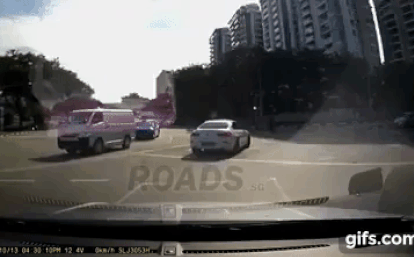 Bí ẩn chiếc ô tô 'từ trên trời rơi xuống' gây tai nạn trên đường phố