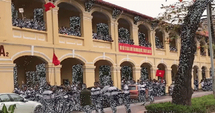 Trường mở Haru Haru (Big Bang) để thử mic, nhưng HS đã kịp 'quẩy' như concert giữa sân