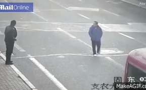 Lao ra giữa đường chặn đầu xe để ăn vạ, người đàn ông 'hớ nặng'