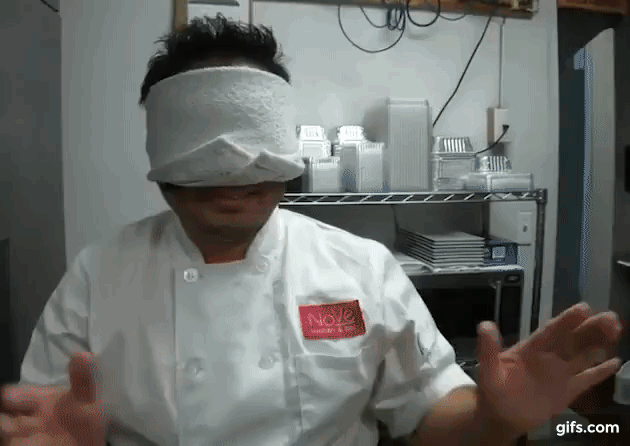 Đầu bếp bịt mắt cầm dao tỉa hoa quả khiến người xem 'nín thở'