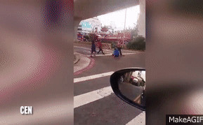 Vợ dũng cảm bảo vệ chồng trước chủ nhà côn đồ đang cầm dao đuổi chém