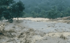 Cán bộ xã kể phút giằng co, dùng 2 xe máy ngăn 60 người dân kịp thoát chết trong gang tấc