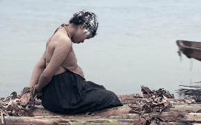 Cảnh cắt tóc bôi vôi, thả trôi sông vì chửa hoang gây ám ảnh của phim 'Thương nhớ ở ai'