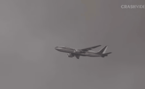 Máy bay Boeing 777 vừa cất cánh bất ngờ bị sét đánh gây sốc ở Hà Lan