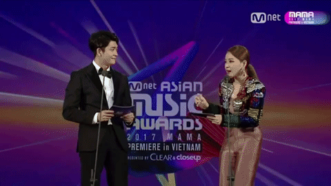 Tranh cãi quanh việc một số khán giả la ó, làm dấu hiệu phản đối khi Chi Pu hát tiếng Hàn trên sân khấu MAMA