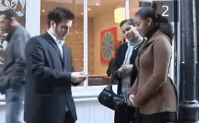 Lật tẩy màn ảo thuật ném lá bài xuyên kính - tưởng khó mà dễ hơn ăn kẹo