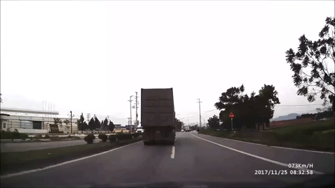 Cú bẻ lái 'thần sầu' cứu sống một mạng người của tài xế container 