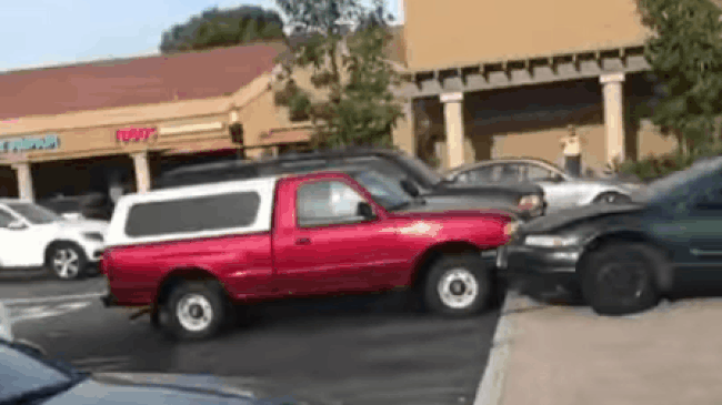 Cụ bà 86 tuổi mất lái, đâm hàng loạt ô tô trong bãi đỗ xe