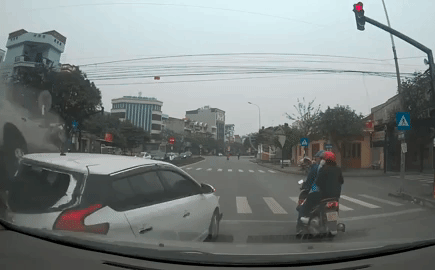 Ô tô phóng tốc độ tên lửa vượt đèn đỏ lộn vài vòng trước khi tiếp đất