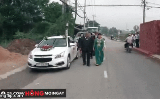 Đang phấn khởi đi đón dâu, người phụ nữ bị giật mất dây chuyền