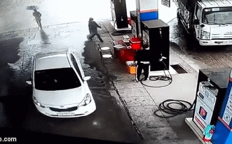 Vụ đổ xăng không trả tiền chạy thẳng: Tài xế ô tô nói đang chở người đi viện gấp quá!