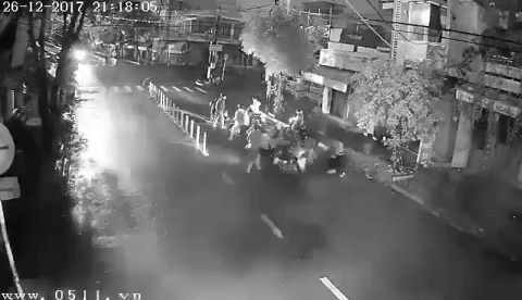 Nhóm đối tượng dùng hung khí chém 2 thanh niên gục giữa đường