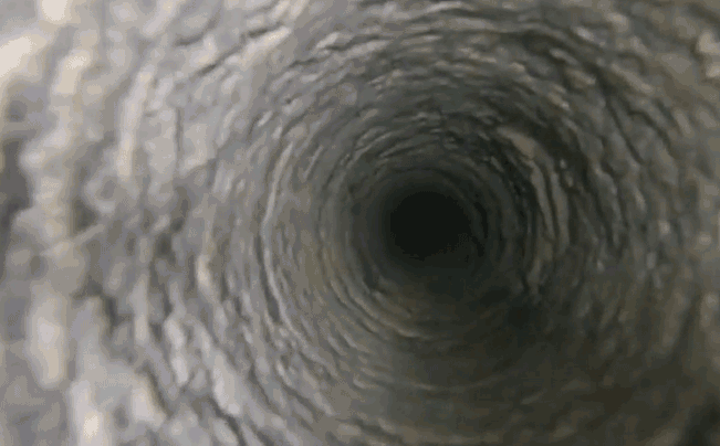 Đây là cánh cửa dẫn đến thế giới khác? Không, đấy là cảnh khi người ta thả GoPro xuống giếng nước