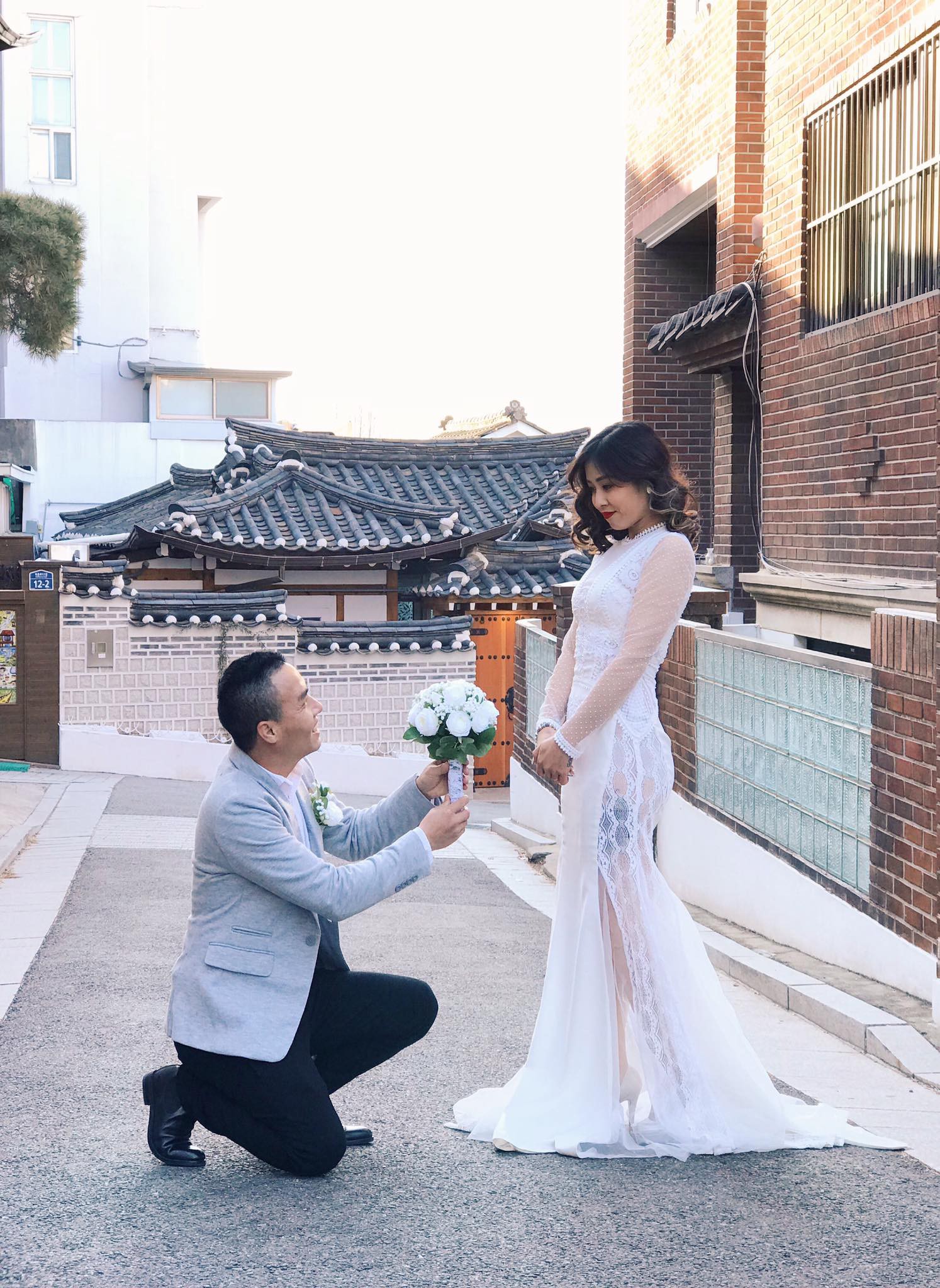 MC Chúng tôi là chiến sĩ sắp lên xe hoa, được bạn trai quỳ gối cầu hôn ở Hàn Quốc - Ảnh 2. MC 'Chúng tôi là chiến sĩ' sắp lên xe hoa, được bạn trai quỳ gối cầu hôn ở Hàn Quốc 2
