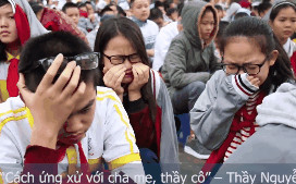 Học sinh cùng thầy cô ở Hà Nội khóc như mưa giữa sân trường vì một bài chia sẻ