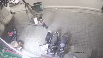 Clip: Người phụ nữ dẫn theo con nhỏ đi ăn trộm gấu bông trưng bày trước cửa hàng khiến nhiều người phẫn nộ