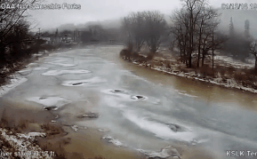 Hiện tượng kinh hoàng gì đã xảy ra khi dòng sông bỗng nhiên đóng băng rồi 'vỡ vụn' tràn bờ?