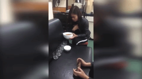 Clip: Cô gái Tuyên Quang uống hết 1 bát to và 6 cốc rượu lớn để lấy xấp tiền sau lời thách đố gây tranh cãi