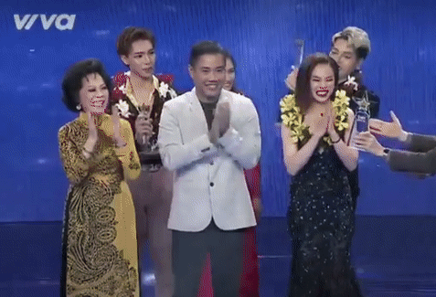 Khoảnh khắc vui: Đức Phúc nhảy nhót 'quên trời quên đất' khi nhận giải Á quân 'Cặp đôi hoàn hảo'