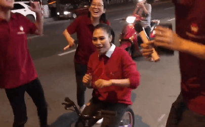 Clip đáng yêu: Mỹ Tâm vô tư hát hò và nhảy nhót giữa đường khi bị fan bắt gặp trong lúc đi bão bằng 'siêu xe'