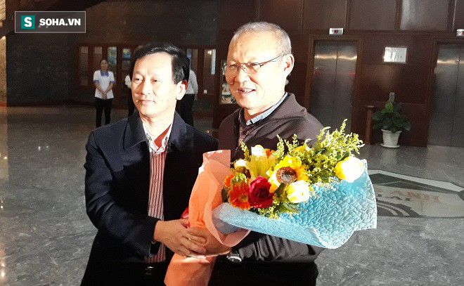 Đặt chân xuống Gia Lai, HLV Park Hang-seo lập tức được bầu Đức mời cơm - Ảnh 3. Đặt chân xuống Gia Lai, HLV Park Hang-seo lập tức được bầu Đức mời cơm 3